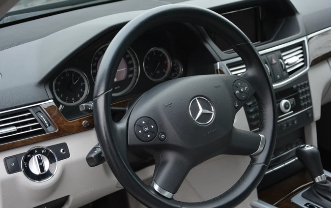Mercedes-Benz Klasa E cena 49900 przebieg: 278000, rok produkcji 2010 z Łobez małe 379